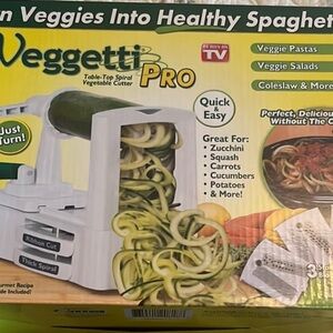 💗New Open box unused
The VEGGETTI PRO Table Top Spiral Vegetable Cutter 💗